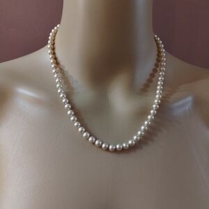 Women's faux pearl necklace